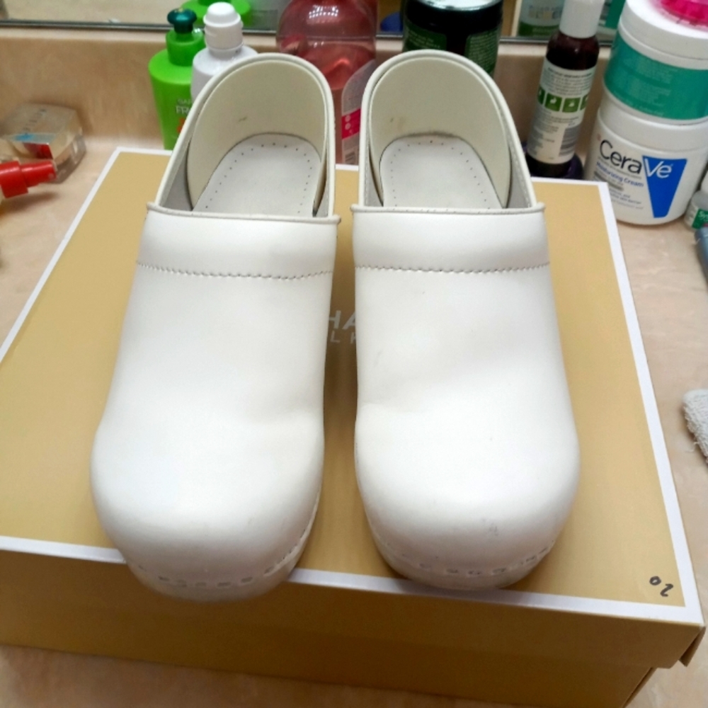 size 39 White Dansco shoes